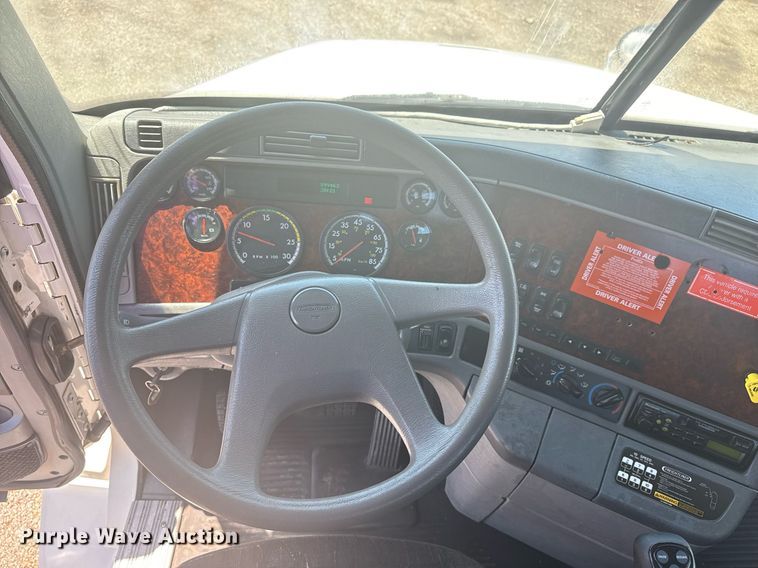 image for item EG5907 2002 Freightliner Century Class semi truck