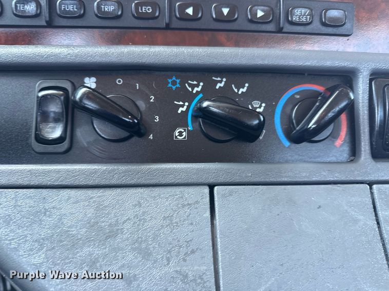 image for item EG5907 2002 Freightliner Century Class semi truck