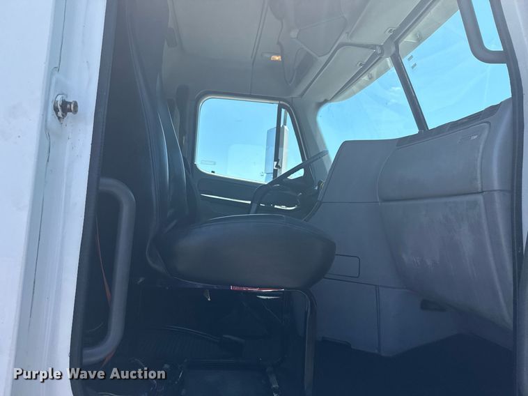 image for item EG5907 2002 Freightliner Century Class semi truck