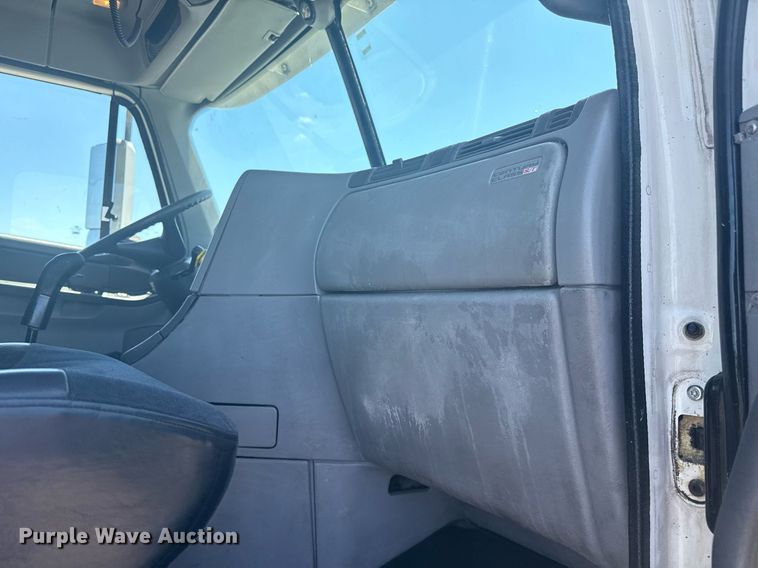 image for item EG5907 2002 Freightliner Century Class semi truck