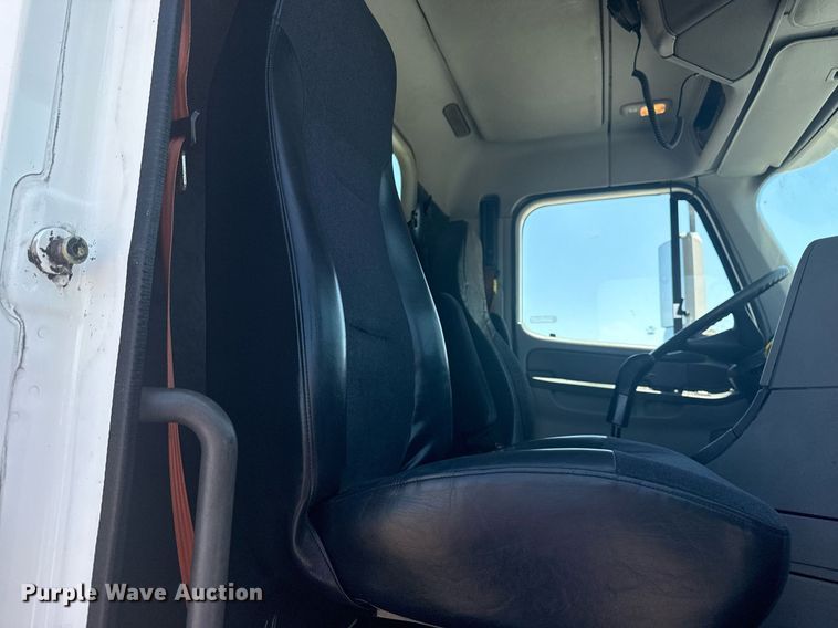 image for item EG5907 2002 Freightliner Century Class semi truck