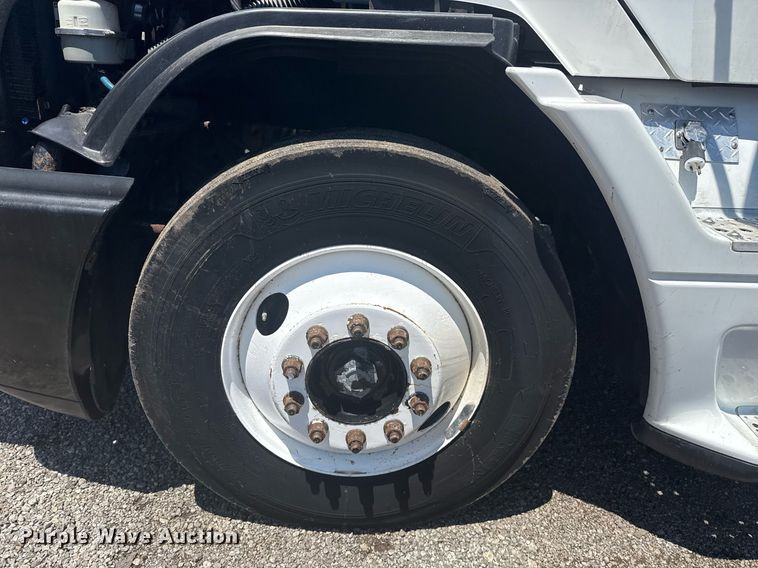 image for item EG5907 2002 Freightliner Century Class semi truck