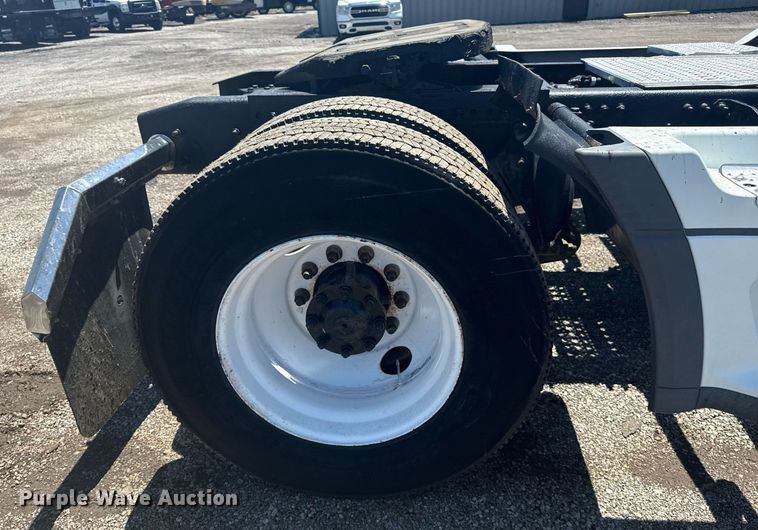 image for item EG5907 2002 Freightliner Century Class semi truck