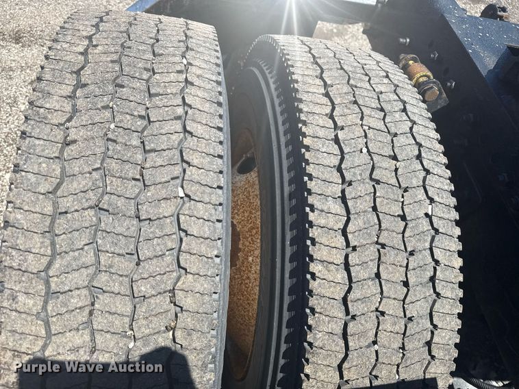 image for item EG5907 2002 Freightliner Century Class semi truck