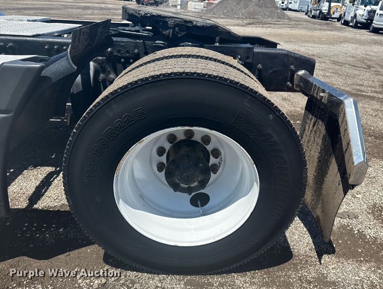 image for item EG5907 2002 Freightliner Century Class semi truck