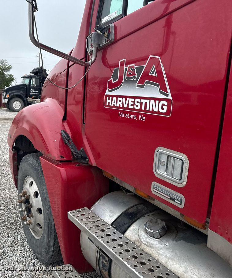 image for item EG6522 2006 Freightliner Columbia semi truck