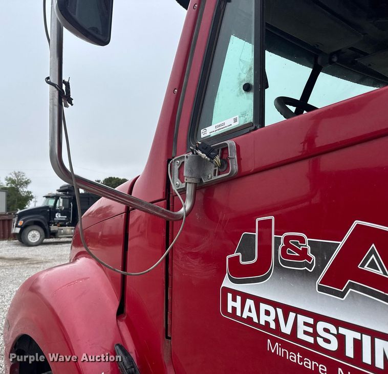 image for item EG6522 2006 Freightliner Columbia semi truck