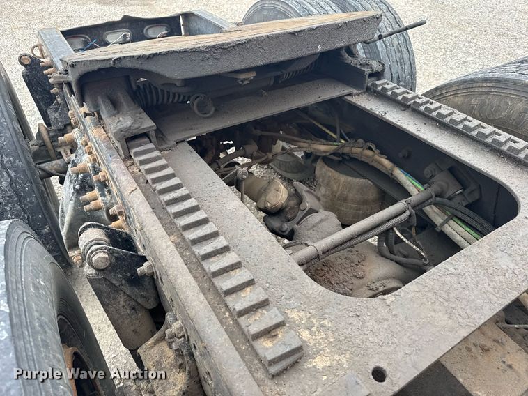 image for item EG6522 2006 Freightliner Columbia semi truck