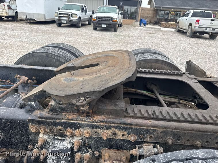 image for item EG6522 2006 Freightliner Columbia semi truck