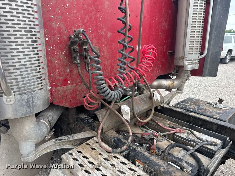 image for item EG6522 2006 Freightliner Columbia semi truck