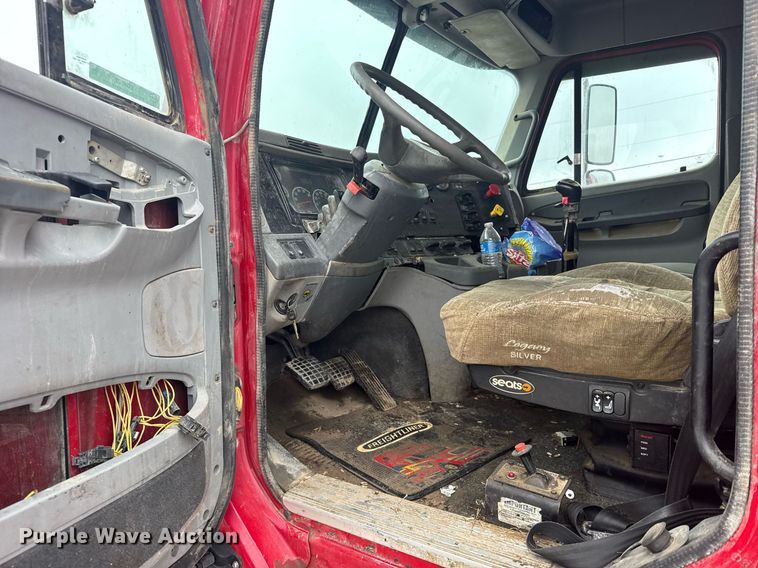 image for item EG6522 2006 Freightliner Columbia semi truck