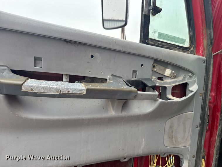 image for item EG6522 2006 Freightliner Columbia semi truck