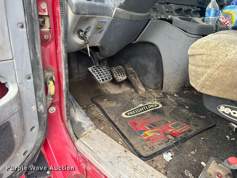 image for item EG6522 2006 Freightliner Columbia semi truck