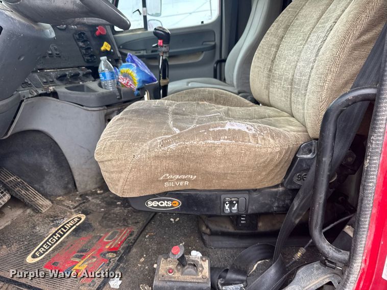 image for item EG6522 2006 Freightliner Columbia semi truck