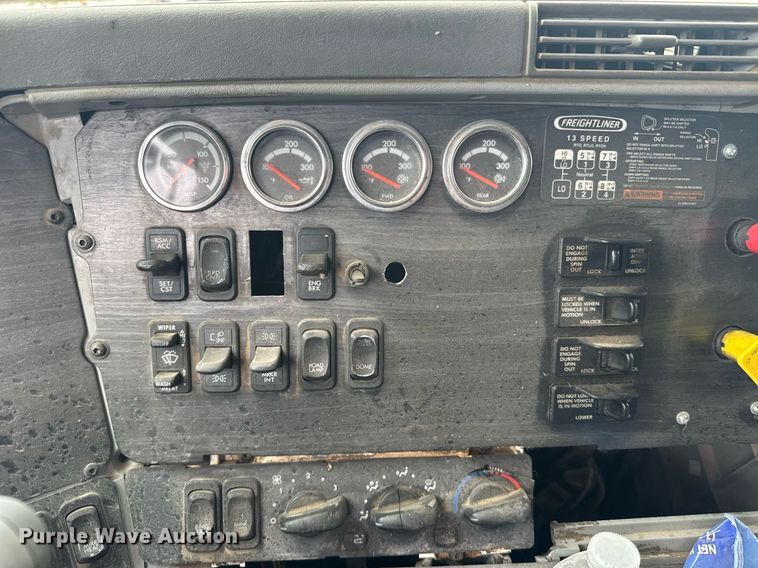 image for item EG6522 2006 Freightliner Columbia semi truck