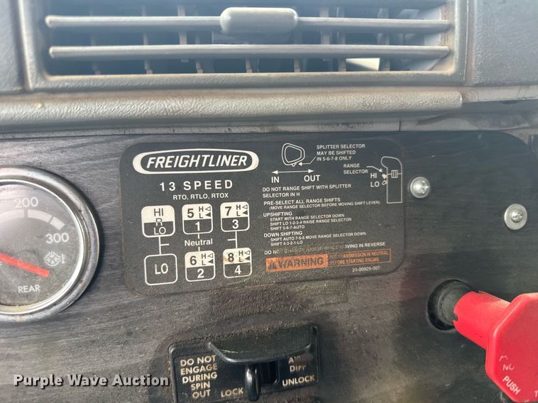 image for item EG6522 2006 Freightliner Columbia semi truck