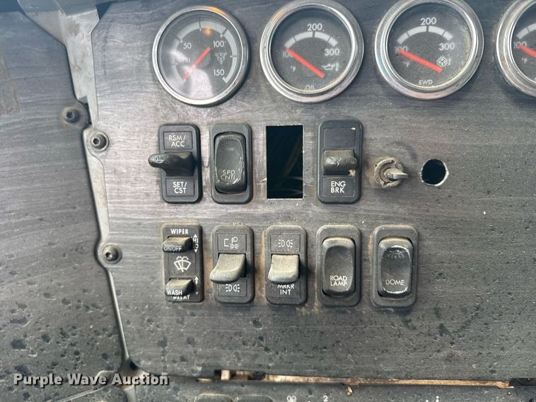 image for item EG6522 2006 Freightliner Columbia semi truck