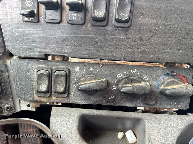 image for item EG6522 2006 Freightliner Columbia semi truck