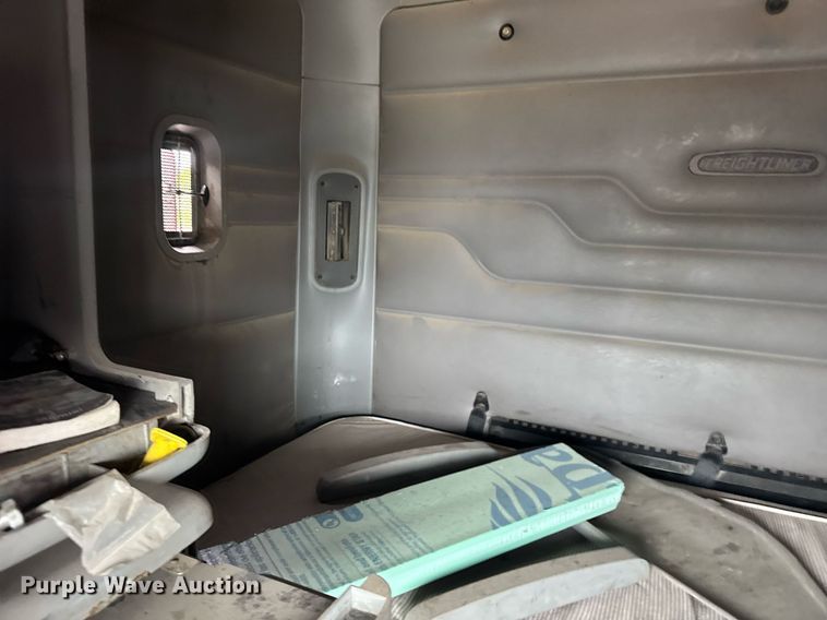 image for item EG6522 2006 Freightliner Columbia semi truck