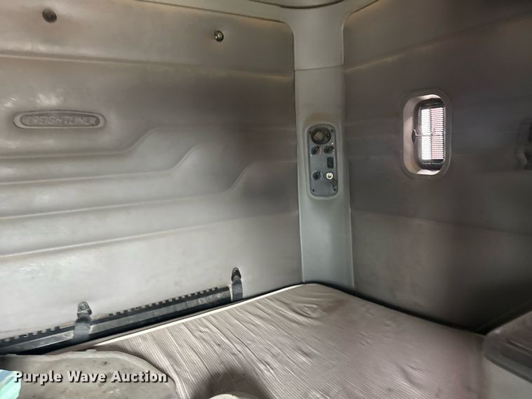 image for item EG6522 2006 Freightliner Columbia semi truck