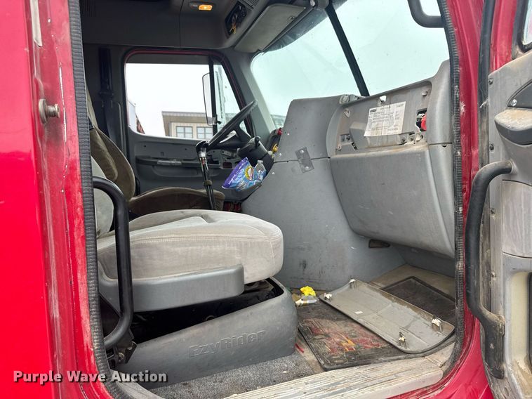 image for item EG6522 2006 Freightliner Columbia semi truck