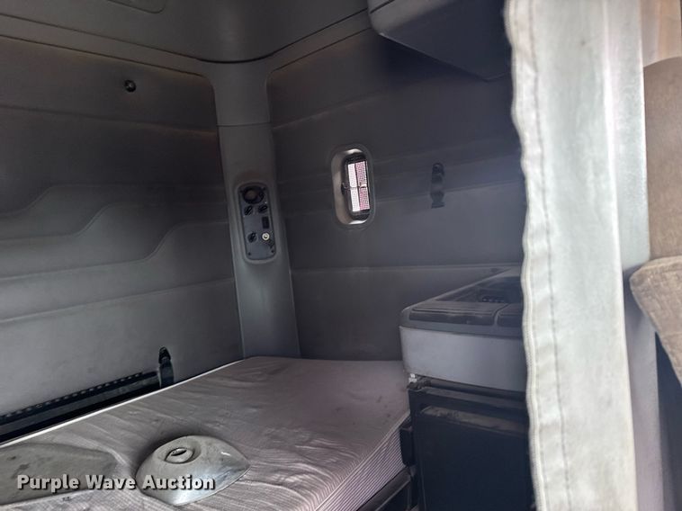 image for item EG6522 2006 Freightliner Columbia semi truck