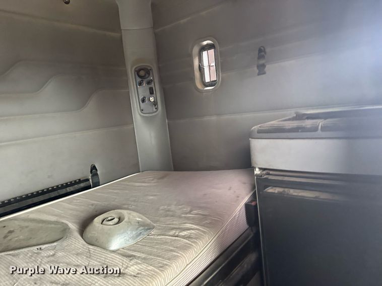 image for item EG6522 2006 Freightliner Columbia semi truck