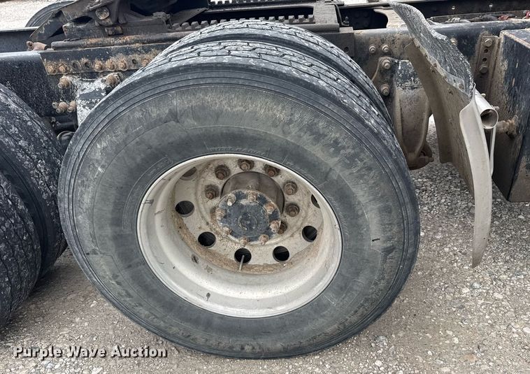 image for item EG6522 2006 Freightliner Columbia semi truck