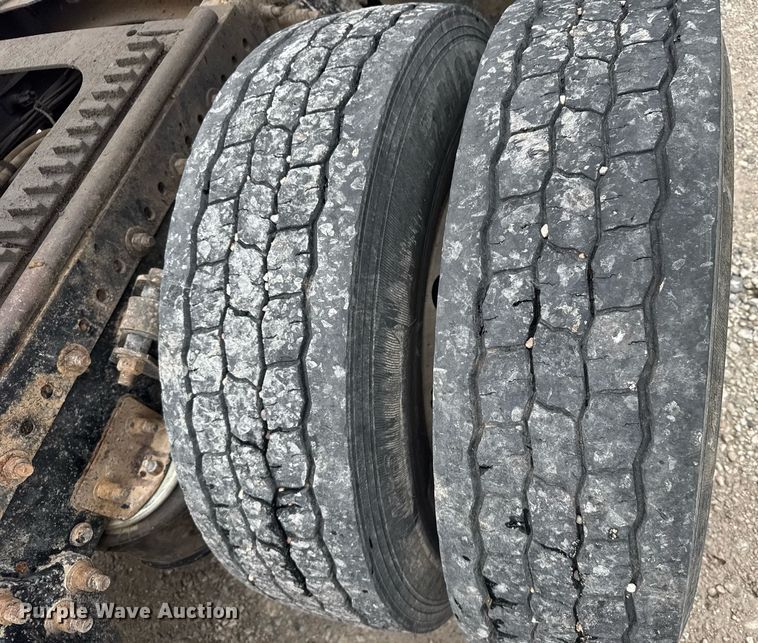 image for item EG6522 2006 Freightliner Columbia semi truck