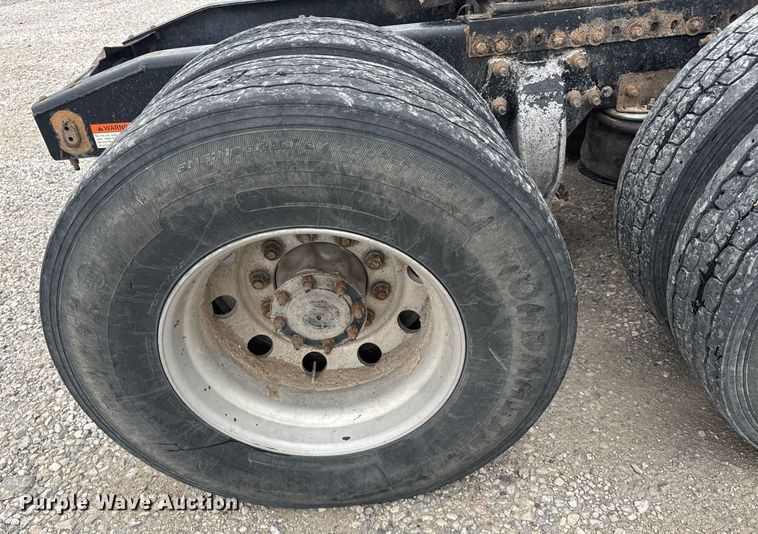 image for item EG6522 2006 Freightliner Columbia semi truck