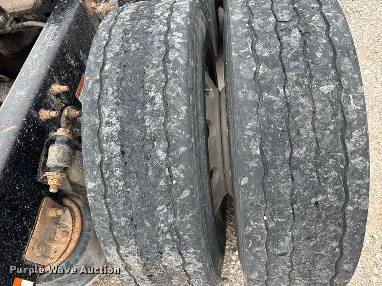 image for item EG6522 2006 Freightliner Columbia semi truck