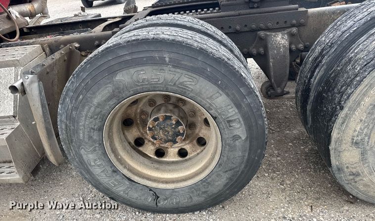 image for item EG6522 2006 Freightliner Columbia semi truck