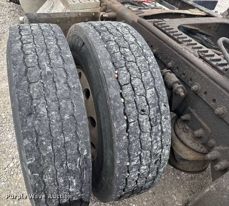 image for item EG6522 2006 Freightliner Columbia semi truck