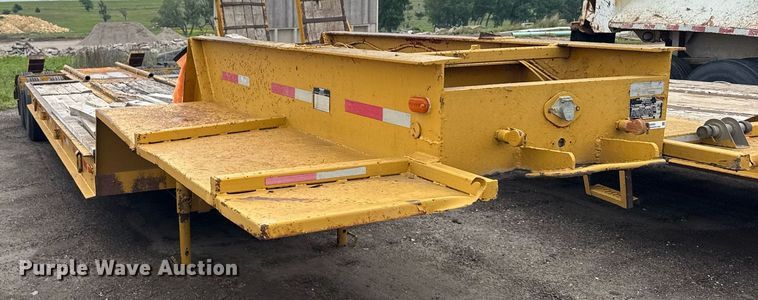 image for item EG6564 1979 Fruehauf C25L-32 drop deck equipment trailer