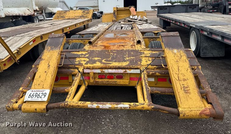 image for item EG6564 1979 Fruehauf C25L-32 drop deck equipment trailer