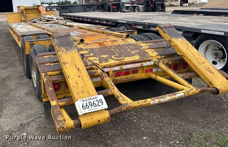 image for item EG6564 1979 Fruehauf C25L-32 drop deck equipment trailer