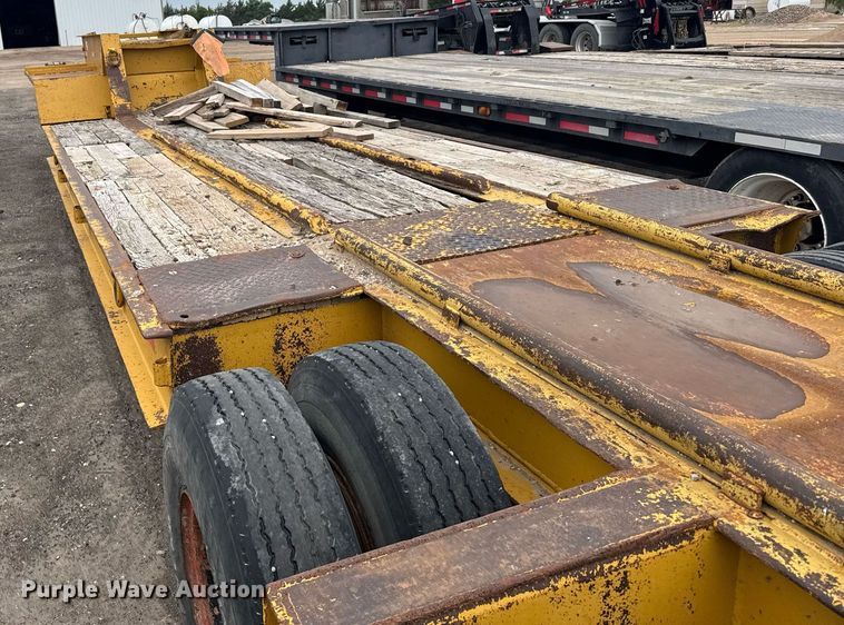 image for item EG6564 1979 Fruehauf C25L-32 drop deck equipment trailer