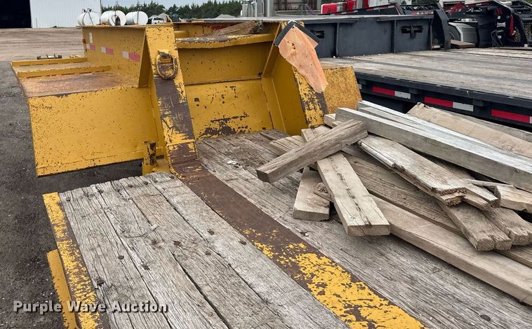 image for item EG6564 1979 Fruehauf C25L-32 drop deck equipment trailer