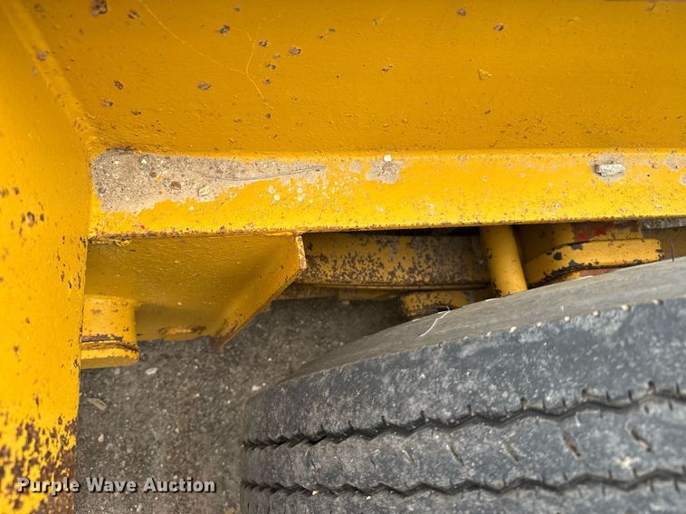 image for item EG6564 1979 Fruehauf C25L-32 drop deck equipment trailer