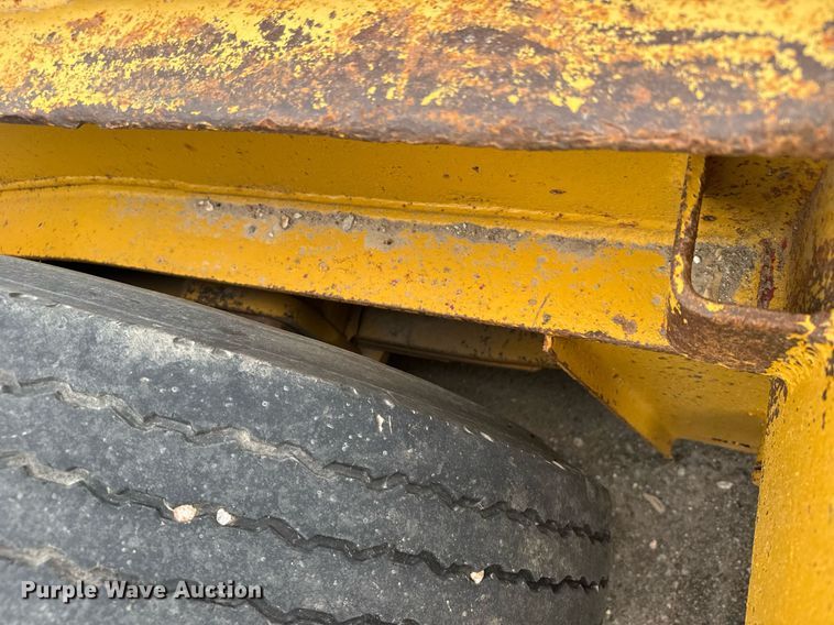 image for item EG6564 1979 Fruehauf C25L-32 drop deck equipment trailer