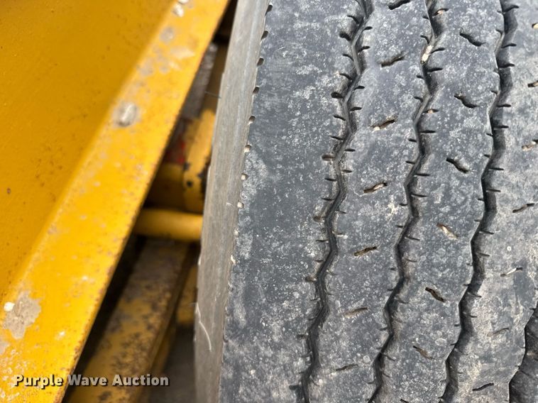 image for item EG6564 1979 Fruehauf C25L-32 drop deck equipment trailer