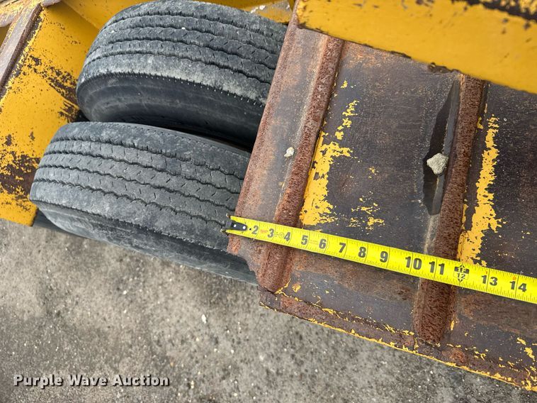 image for item EG6564 1979 Fruehauf C25L-32 drop deck equipment trailer