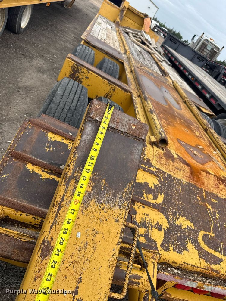 image for item EG6564 1979 Fruehauf C25L-32 drop deck equipment trailer