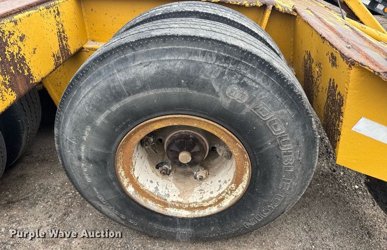 image for item EG6564 1979 Fruehauf C25L-32 drop deck equipment trailer