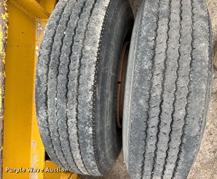 image for item EG6564 1979 Fruehauf C25L-32 drop deck equipment trailer