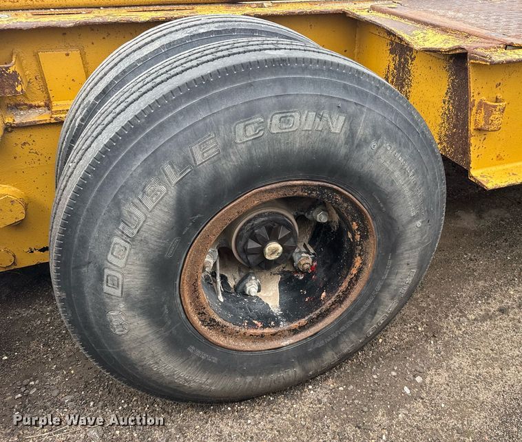 image for item EG6564 1979 Fruehauf C25L-32 drop deck equipment trailer