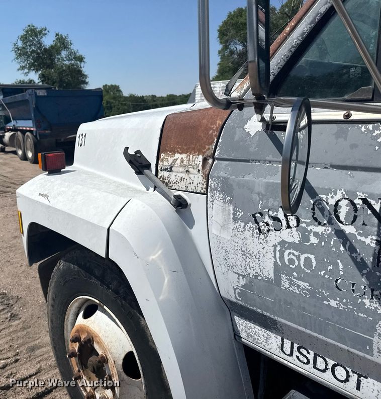 image for item EG6580 1991 Ford F700 box truck