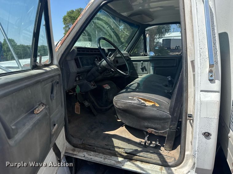 image for item EG6580 1991 Ford F700 box truck