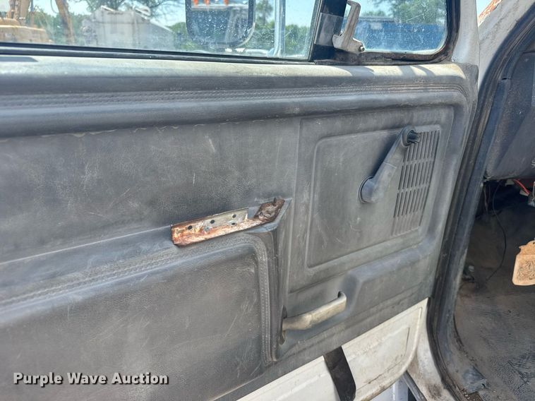 image for item EG6580 1991 Ford F700 box truck