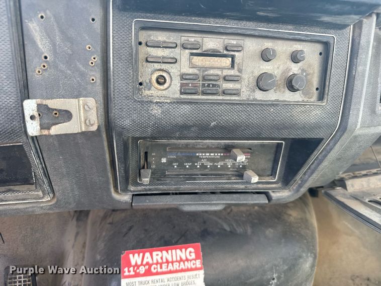 image for item EG6580 1991 Ford F700 box truck